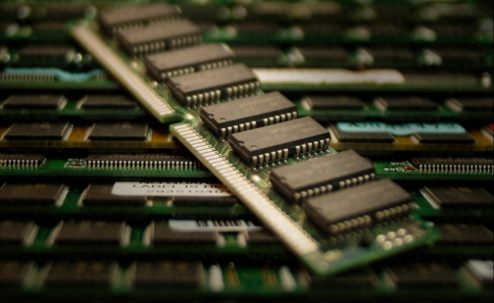 DRAM擴產，兩家龍頭各有側重