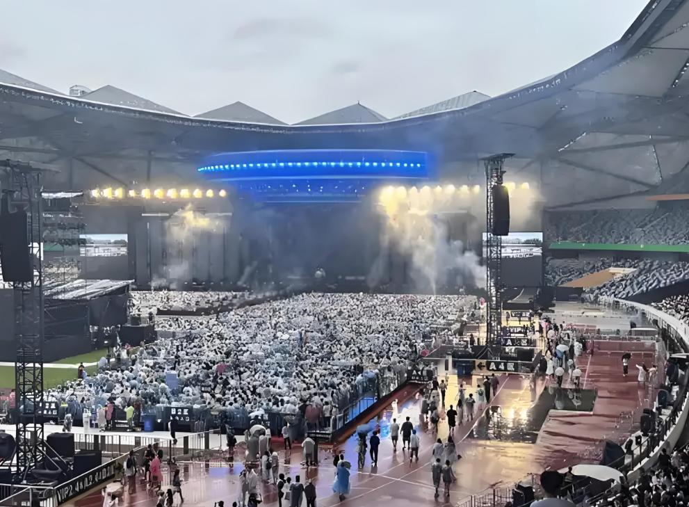 张信哲演唱会猥亵后续，知情人曝光现场视频，令人恶心的一幕上演