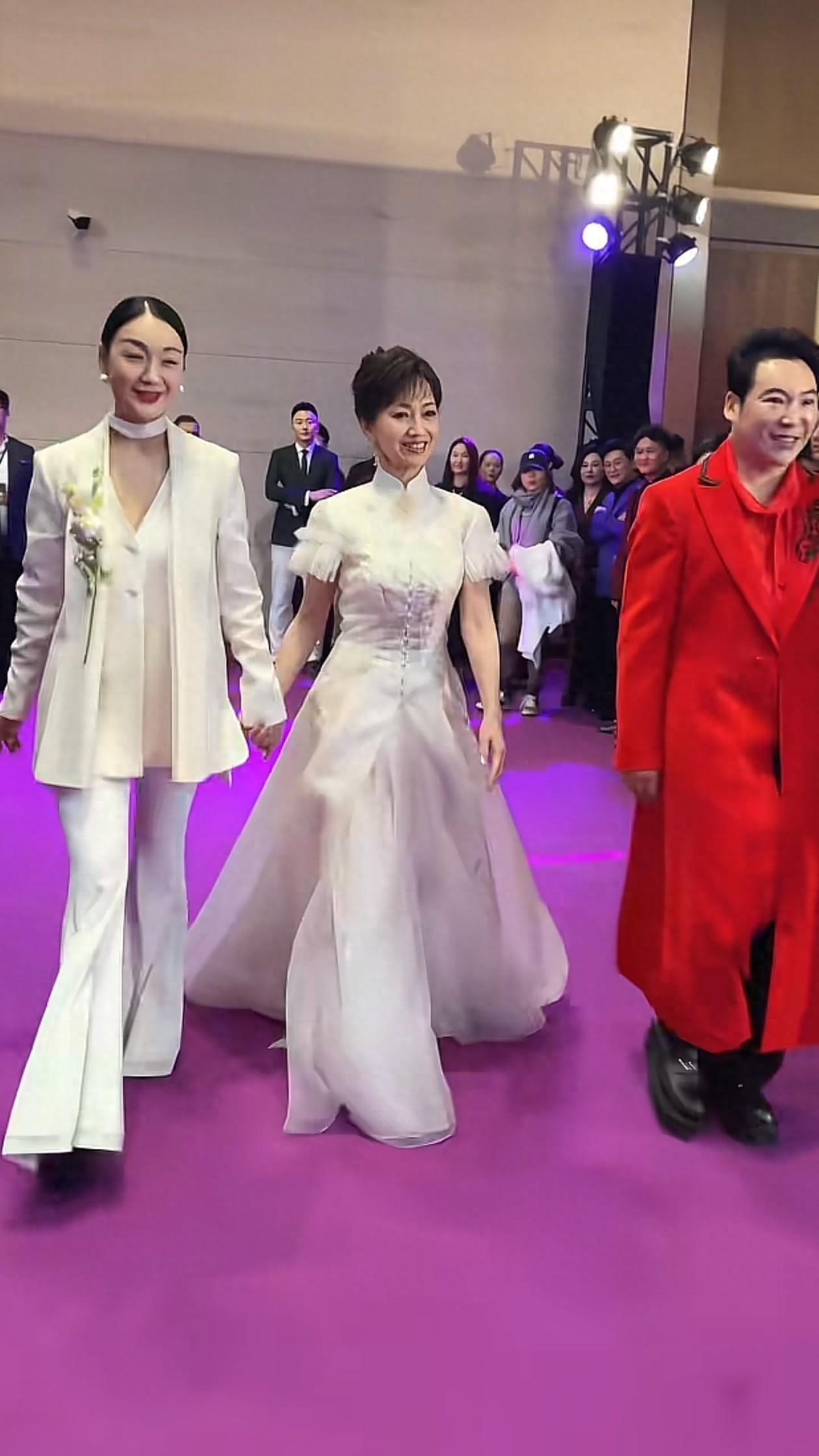 72岁赵雅芝红毯造型:盘发+白色立领裙,时髦又减龄,美出新高度