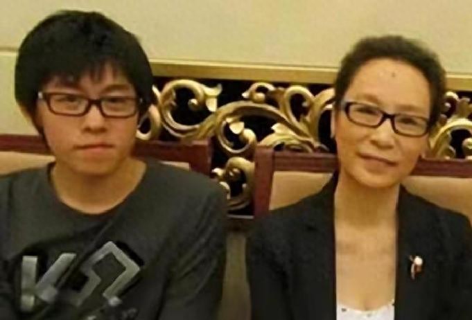 藏了30年！奚美娟儿子亲生父亲曝光？不是前夫，而是圈内幕后大佬