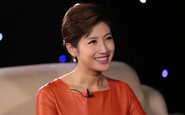 央视主持人春妮携家人回婆家！与二婚老公相处甜蜜，儿子罕见露脸