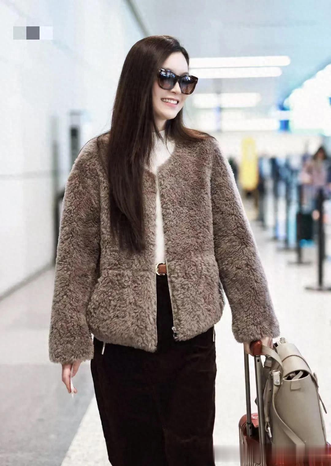 文咏珊机场私服真时髦！羊羔毛外套+白色高领衫+长裤，洋气又高级