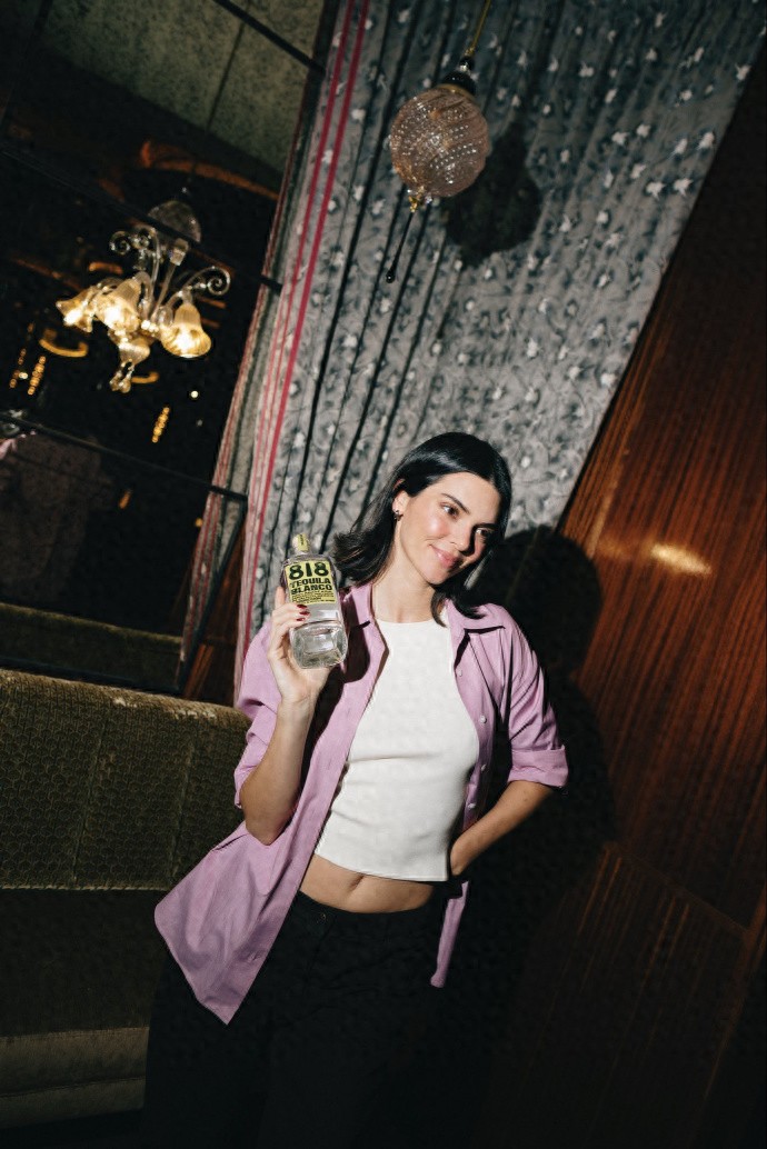 Kendall Jenner品酒活动美图赏析