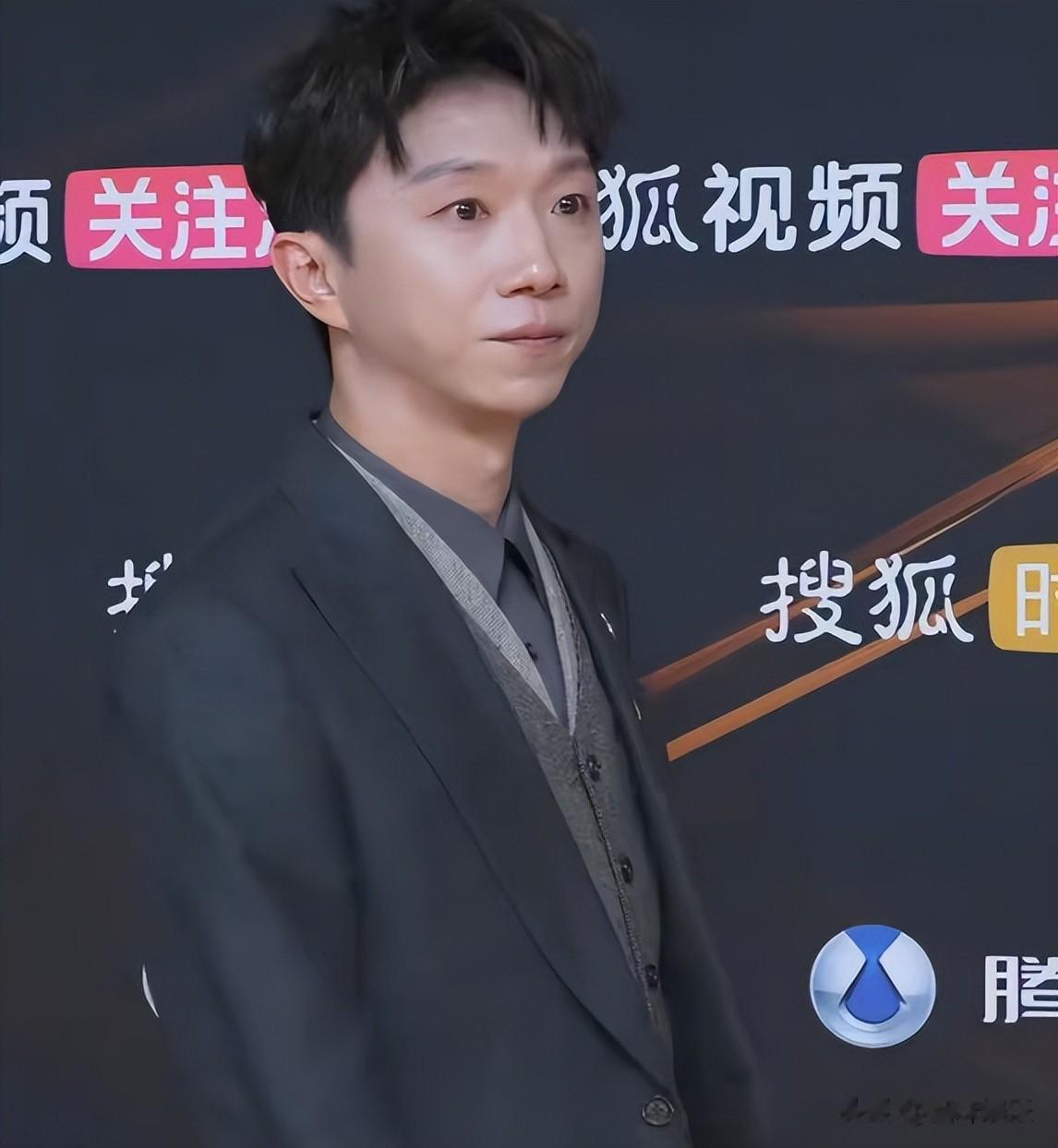 北京这一夜：有人摔倒后，反而更美，有人浓妆净出洋相，真热闹