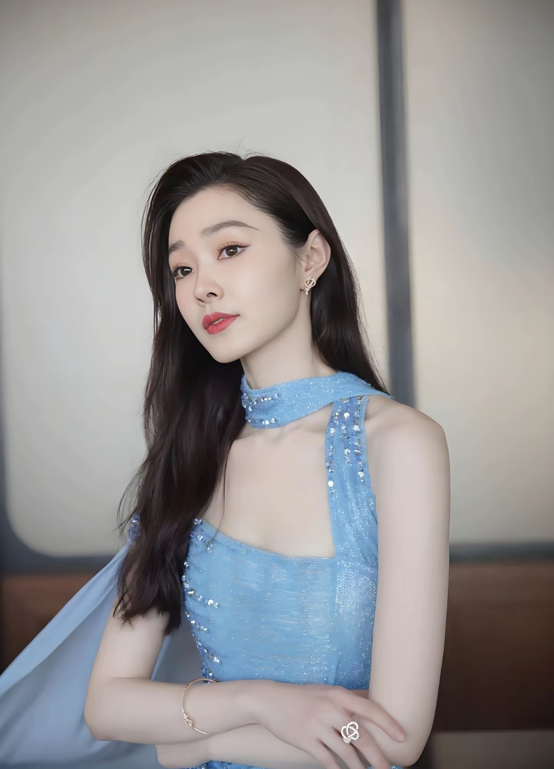 美到挪不开眼!宋轶这盛典造型太惊艳了