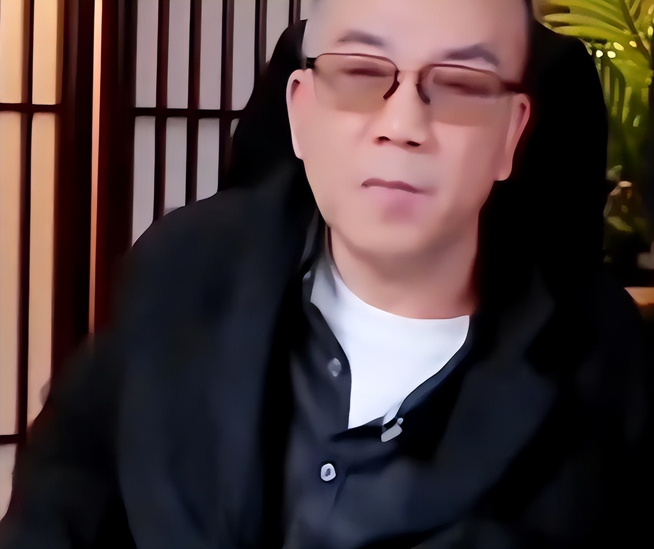 63岁杨议现状：父亲去世，正宫和外室同住，靠直播骂郭德纲苟活