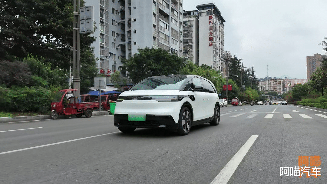 这车设计脑洞太大了，极氪MIX有点意思，为啥却卖不动呢？