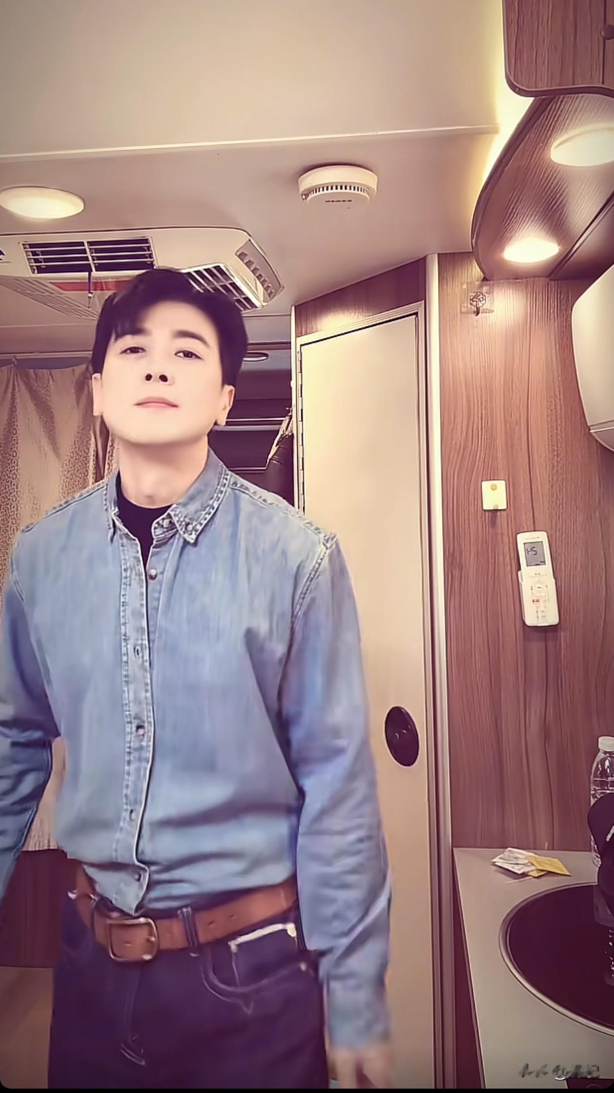 50岁保剑锋跳手势舞：衬衫+牛仔裤，减龄有活力，少年感满满