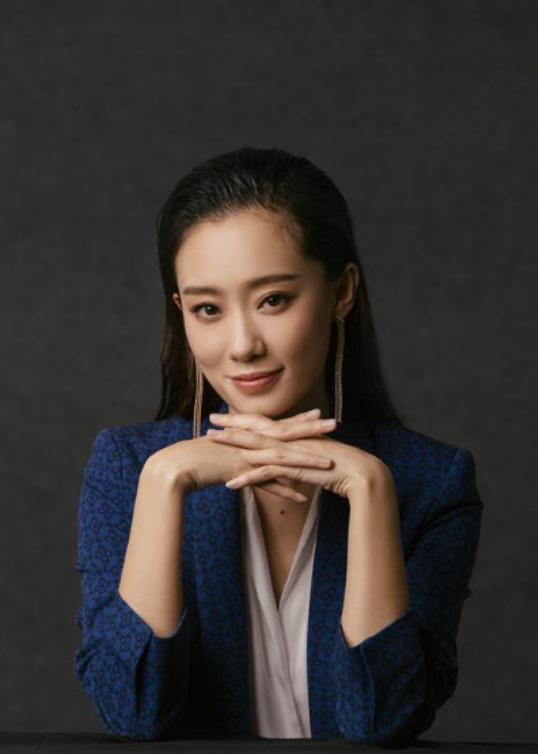 温婉大气骨相抗打 张小斐算不算顶级美人？看她的出圈神图就懂了