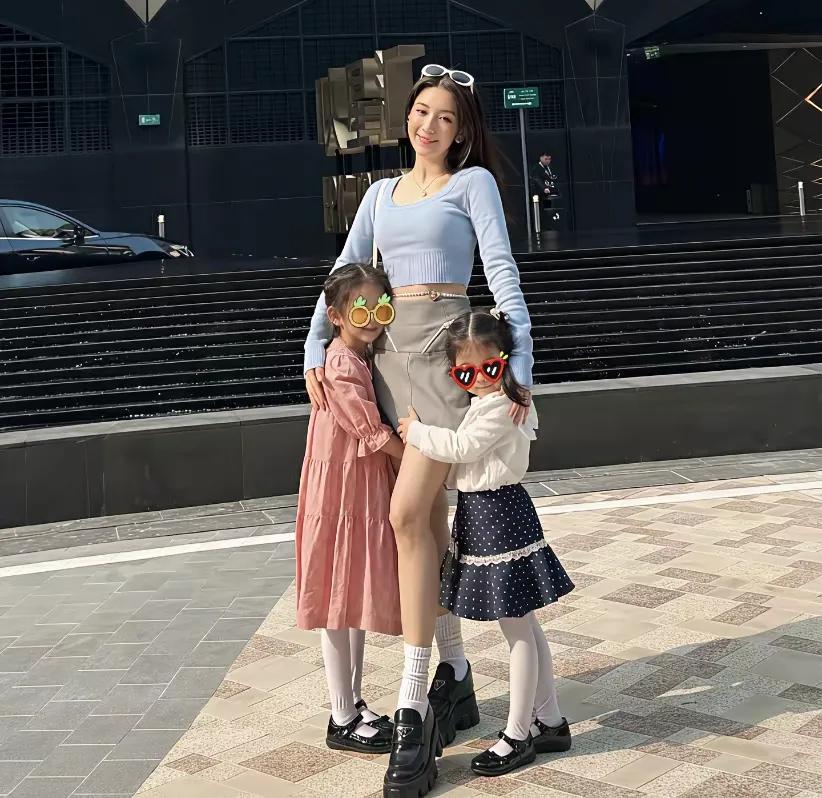 天王嫂方媛晒小女儿满月照，幸福感满满！郭富城肯定不会亏待老婆