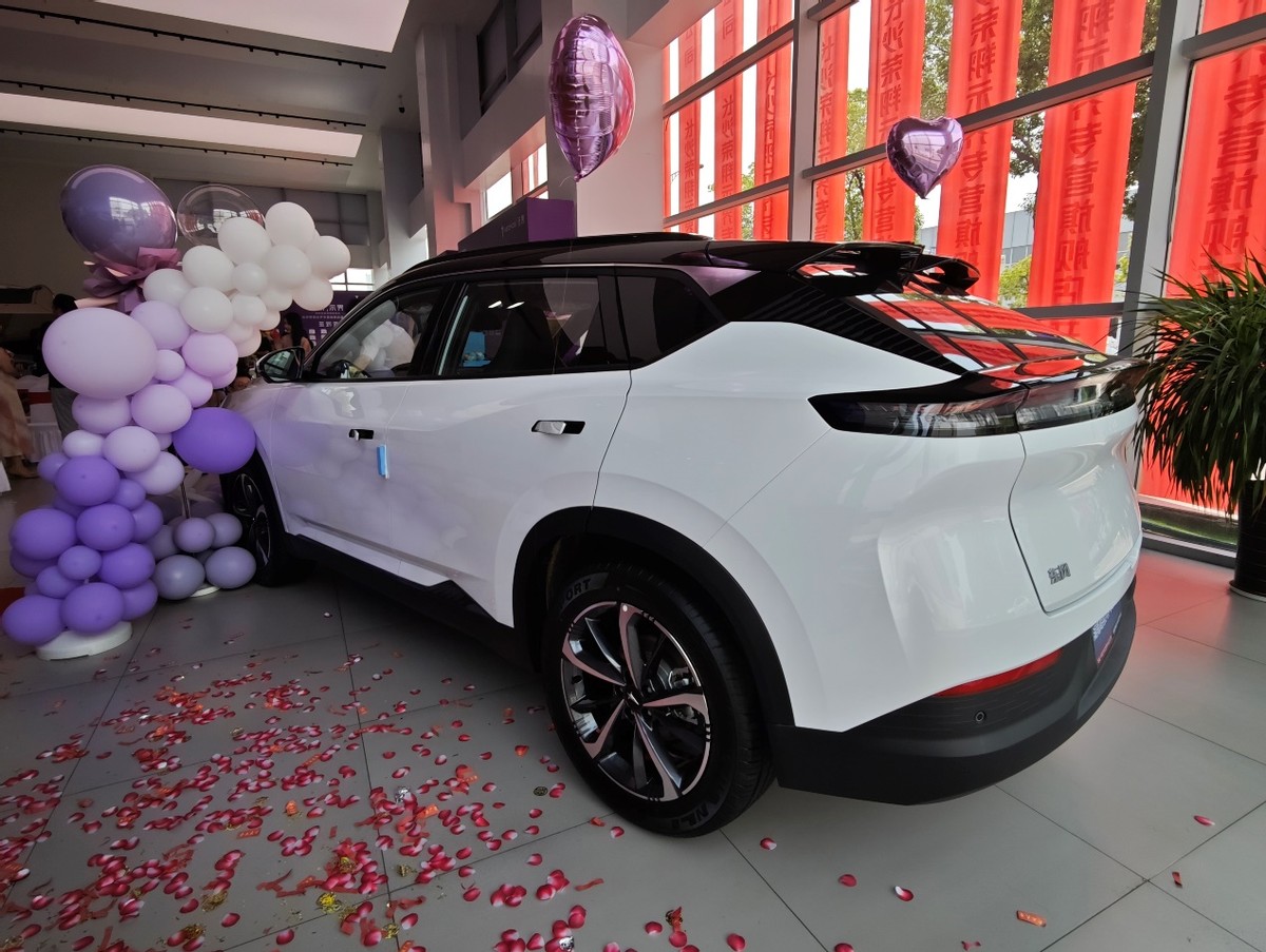 法系车发力新能源，12.58万元起售的示界06，值得买吗？