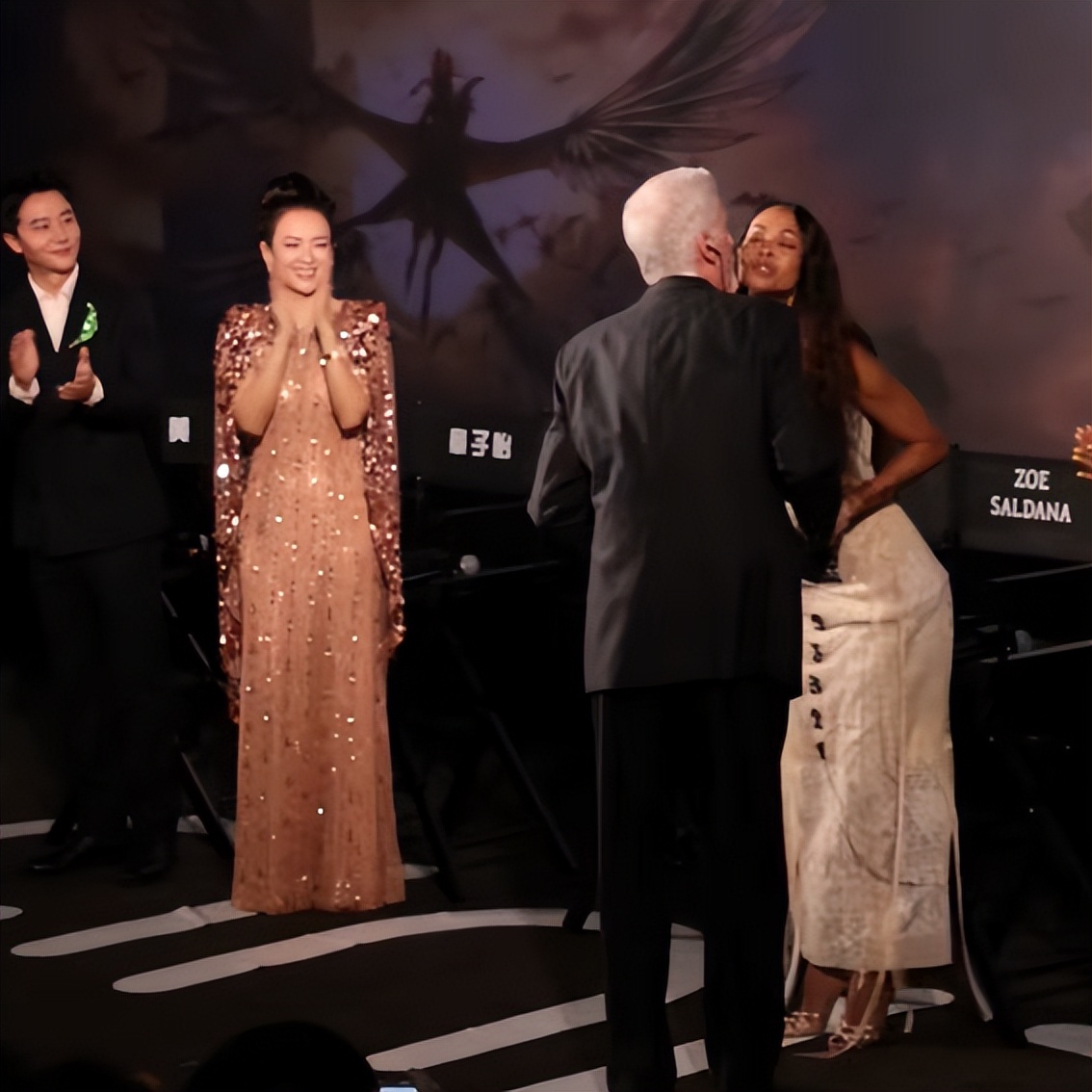 阿凡达3首映礼，章子怡皱纹多，四太打扮时髦，何猷君帮妈妈拿包