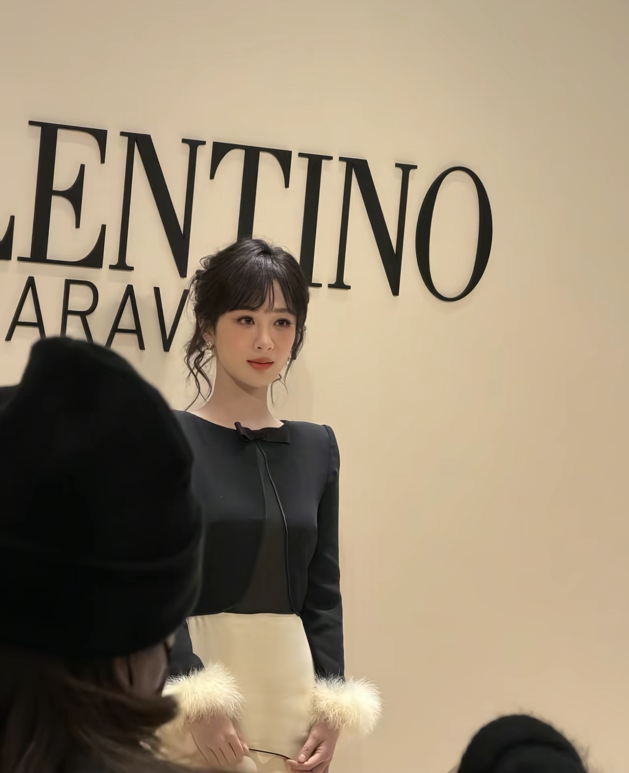 杨紫温婉大气,精致耐看,没有攻击性,她笑起来甜甜的,还有酒窝