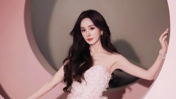 粉色系里的杨幂，既有少女的梦，又有女王的锋