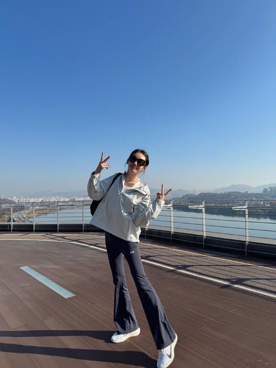 47岁秋瓷炫一家和好友聚餐！剪空气刘海显年轻，于晓光2天吃胖4斤