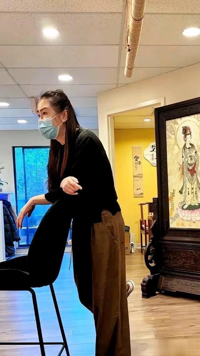 王祖贤参加中医艾灸会，素颜照片曝光翻车：脸部馒化、虎背熊腰