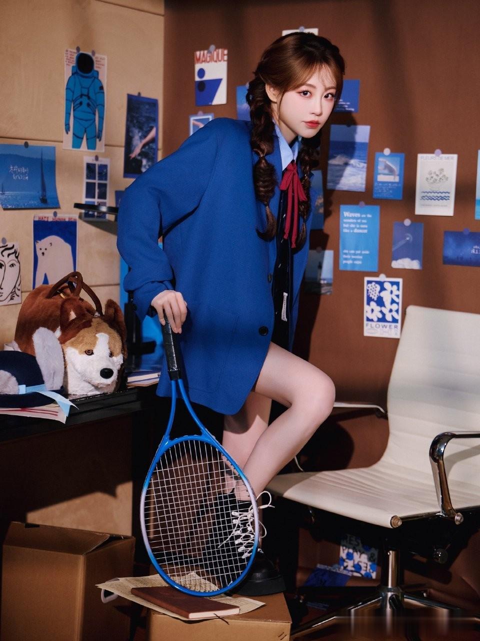 祝绪丹穿蓝制服搭兔耳帽，俏皮又灵动超吸睛