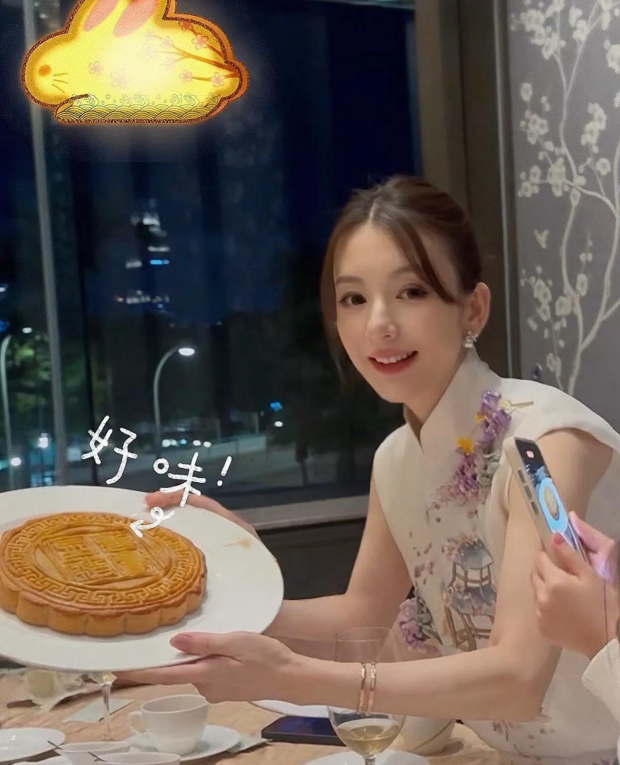 方媛晒照全家过中秋，穿五位数真丝裙贵妇扮相，女儿打扮的真漂亮