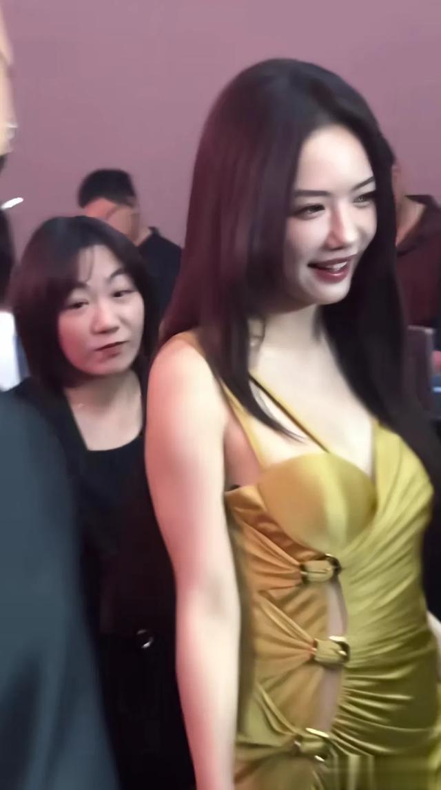 蔡文静金色吊带裙风情暴增,差点被绊倒,反应过来后表情亮了
