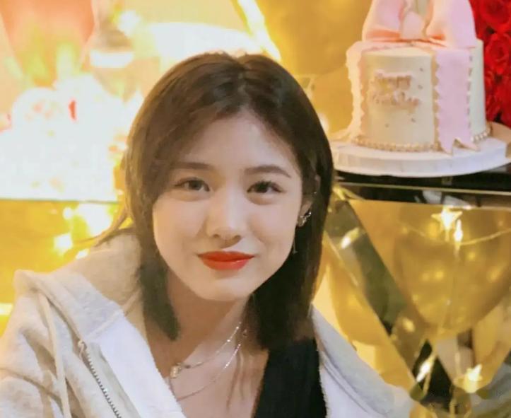 再多钱有何用？汪峰20岁女儿小苹果，还是走上了母亲葛荟婕的老路