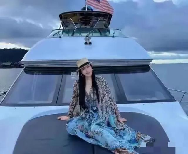 54岁钟丽缇晒旅行美照,绝了竟然和小13岁老公张伦硕毫无年龄差