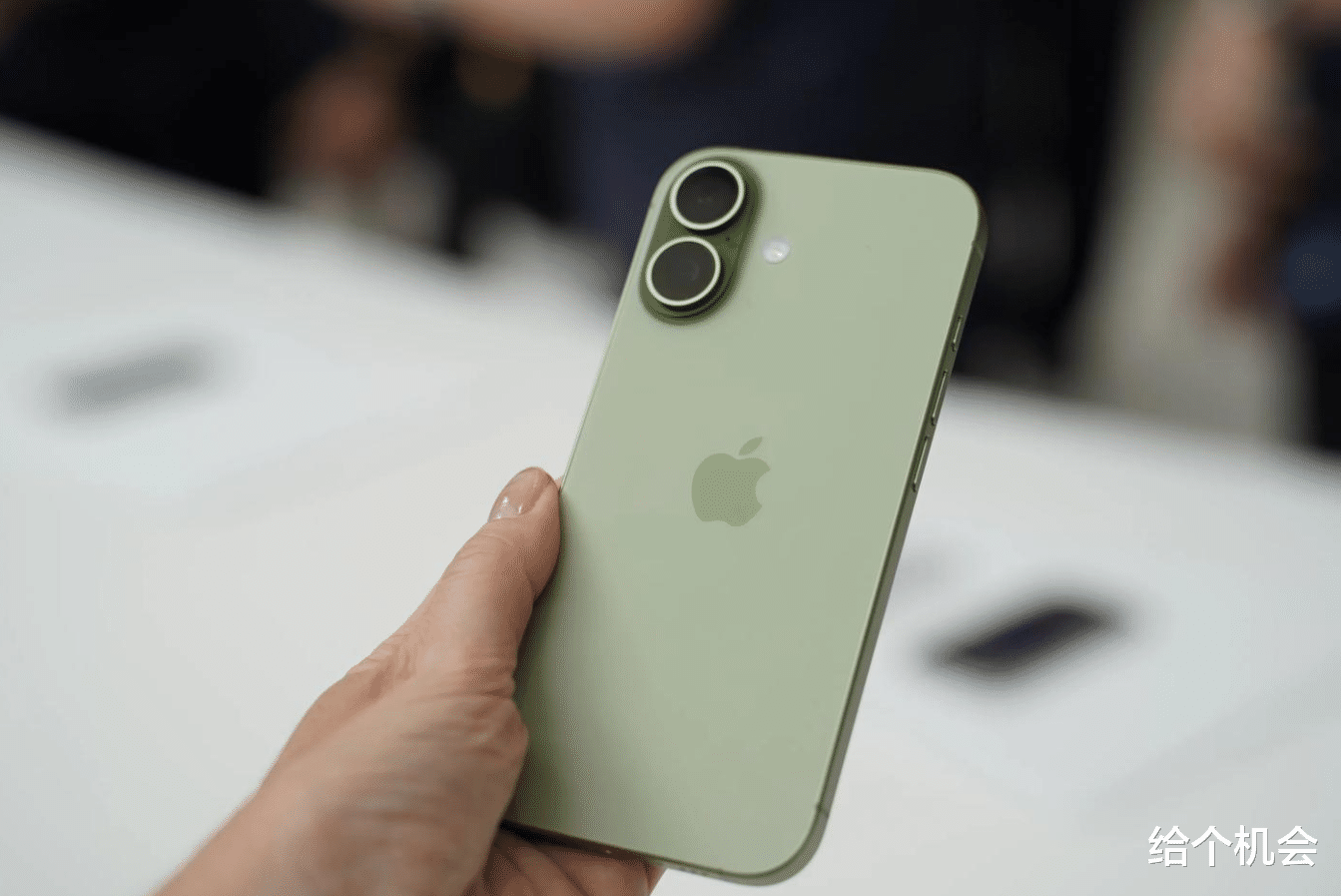 苹果目前公认超值的一款手机,从5999跌至3399,价格大跳水