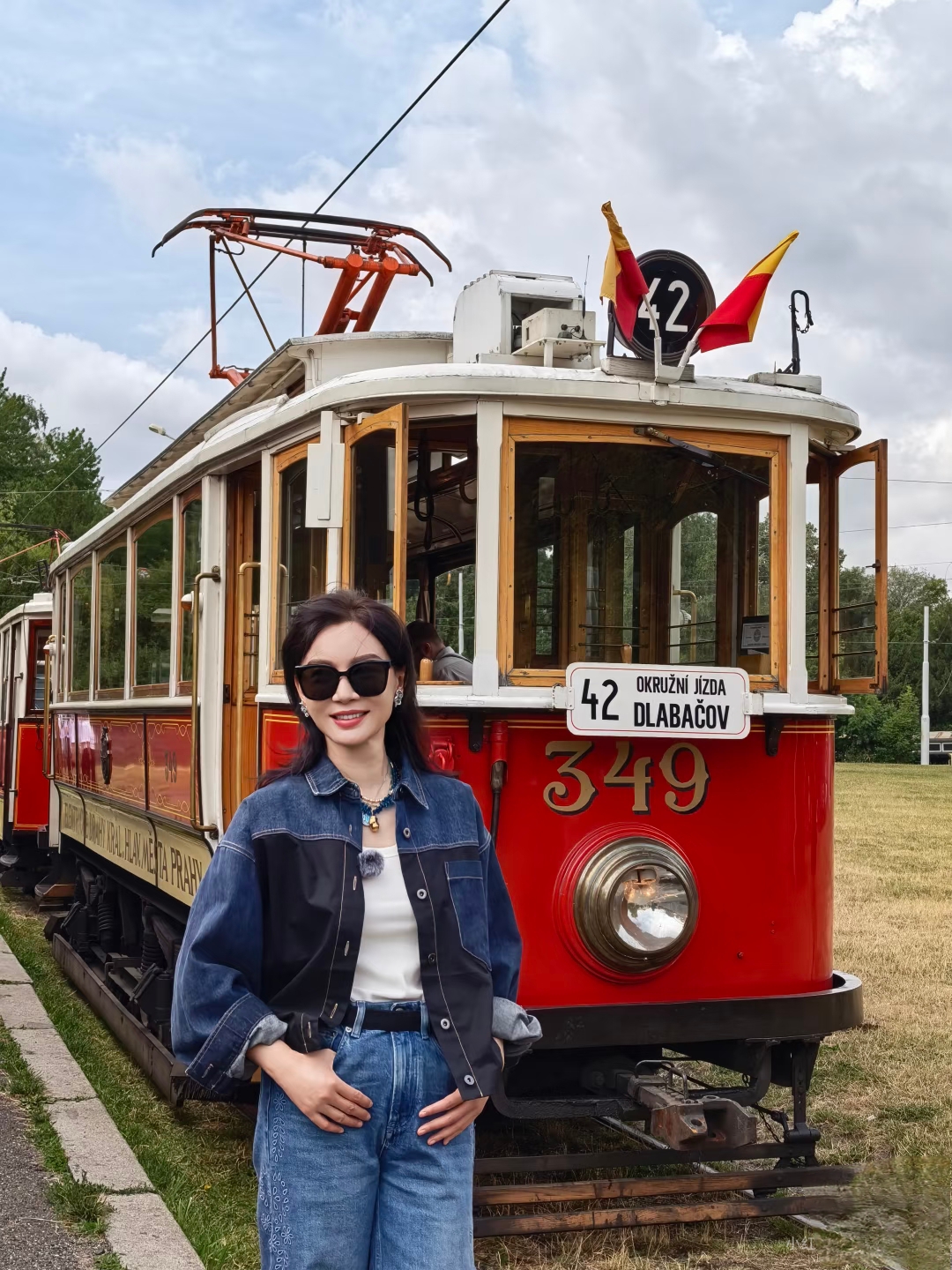 陈数分享最新美照，一身牛仔穿搭配墨镜，又飒又美