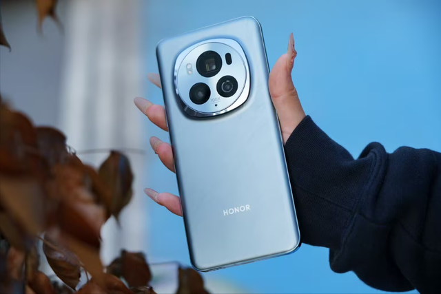 榮耀豁出去了，從5399元跌至3418元，百倍變焦+衛星通信+IP68