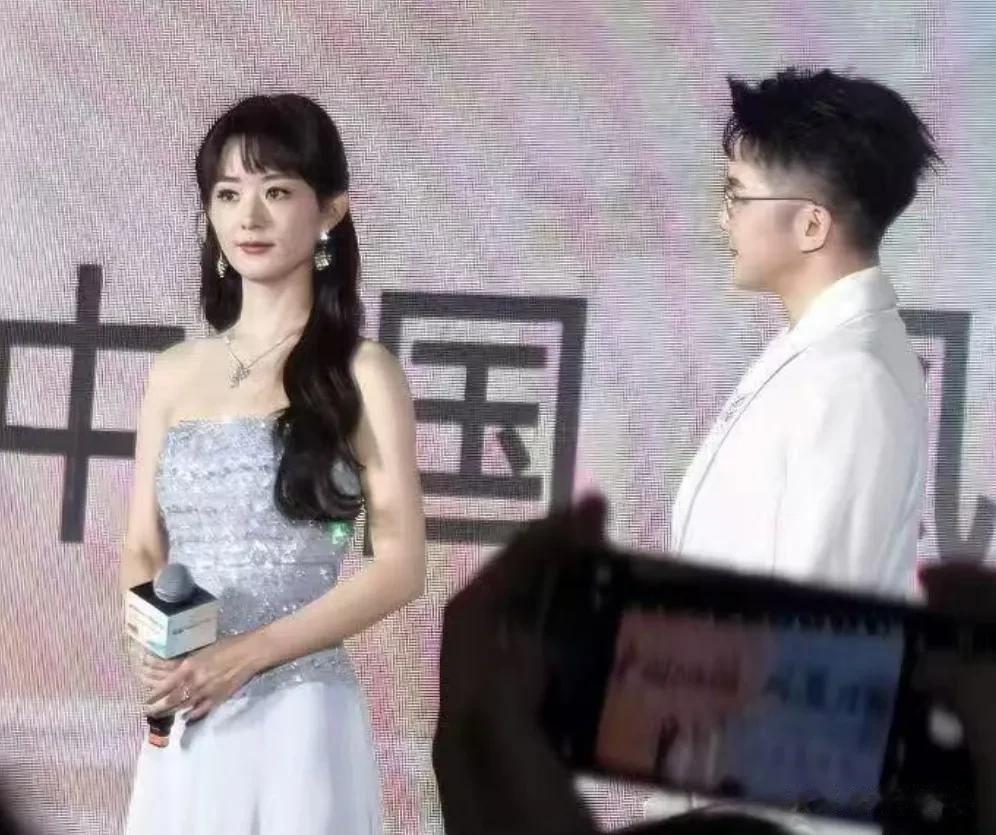 赵丽颖、杨幂、唐嫣同天活动生图曝光！网友辣评：明星和礼仪小姐