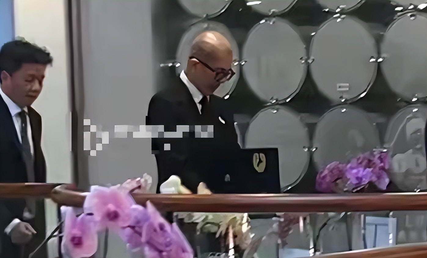 摊牌了！临近大S忌日，带孩子回北京的张兰，没给S家留一丝\体面\