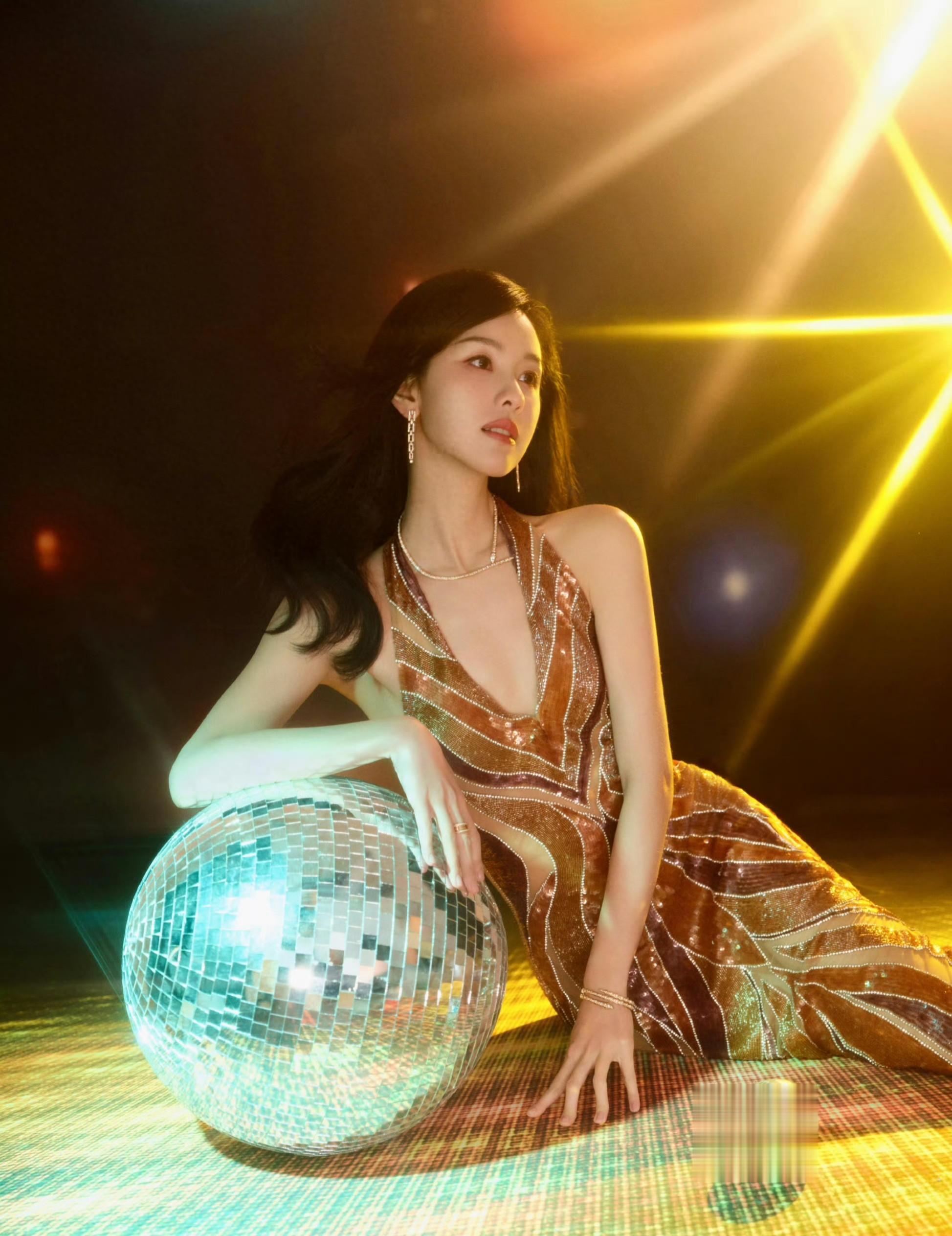 陈都灵活动造型，好绝的身材！ ???