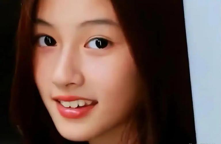 15岁女孩撞脸张柏芝，商场站台2小时8000引发争议，于正放弃签约