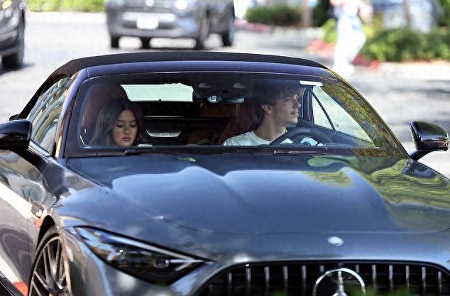 布兰妮18岁儿子带漂亮女友兜风，超跑是妈妈送的，引发争议