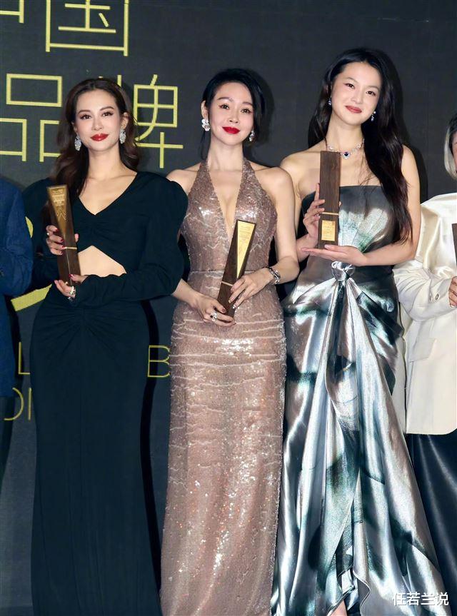 于明加福布斯颁奖现场，身材曲线太曼妙了