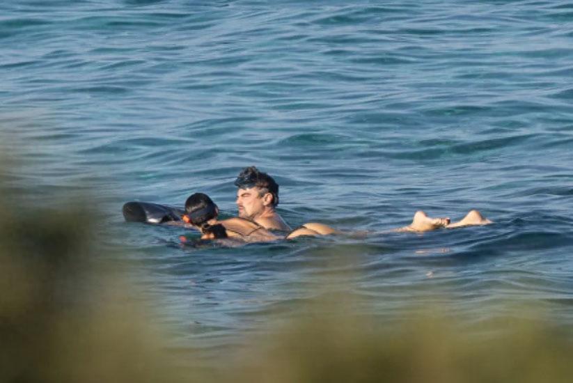 小李子带27岁超模浮潜，罕见公开亲吻，50岁男星听妈妈话要稳定