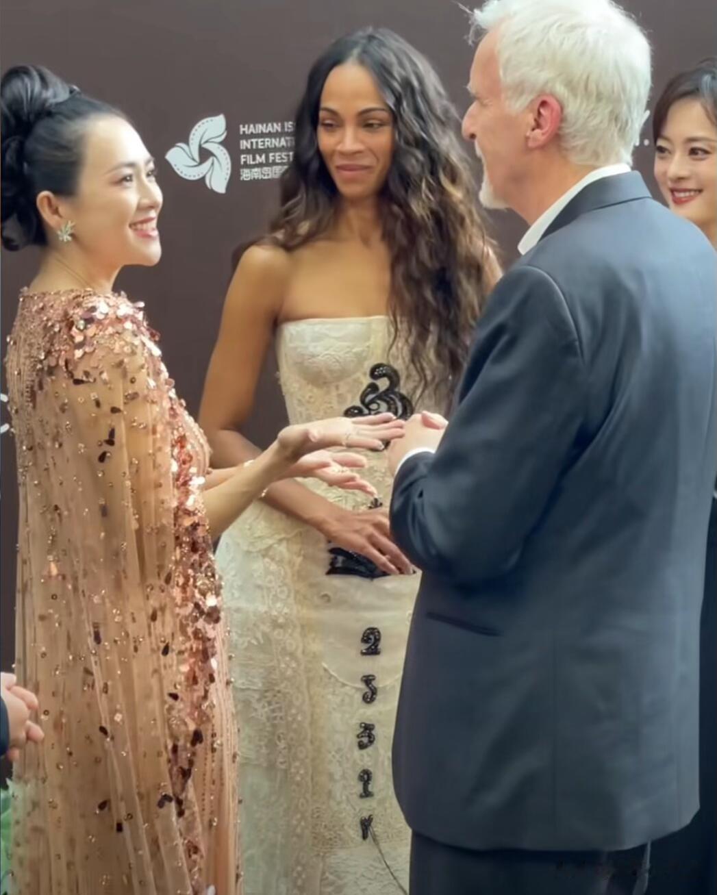 章子怡出席《阿凡达3》首映礼，穿粉色亮片礼服，与导演握手合影