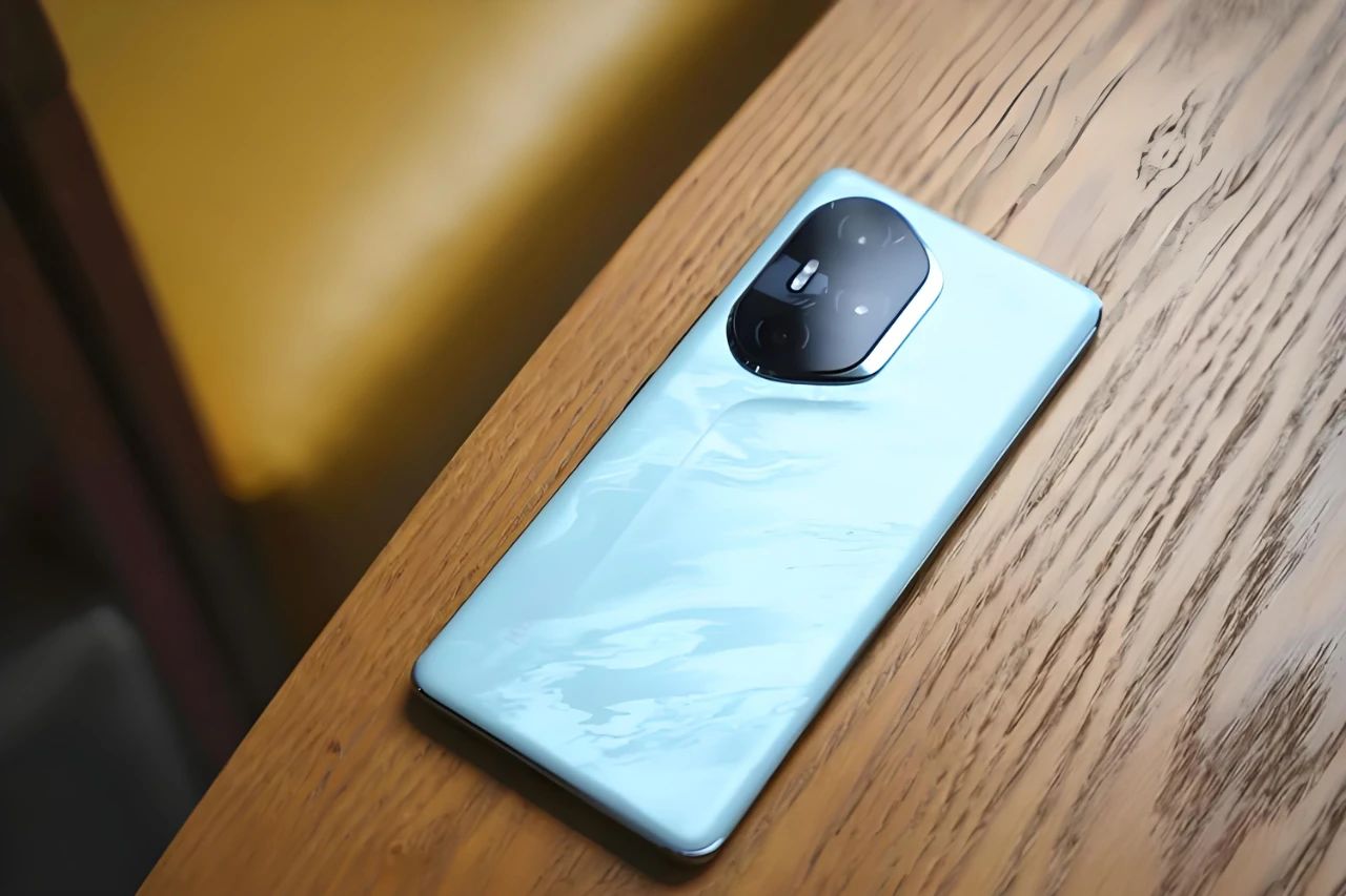 影像、屏幕、快充全面碾壓，榮耀300 Ultra逆襲