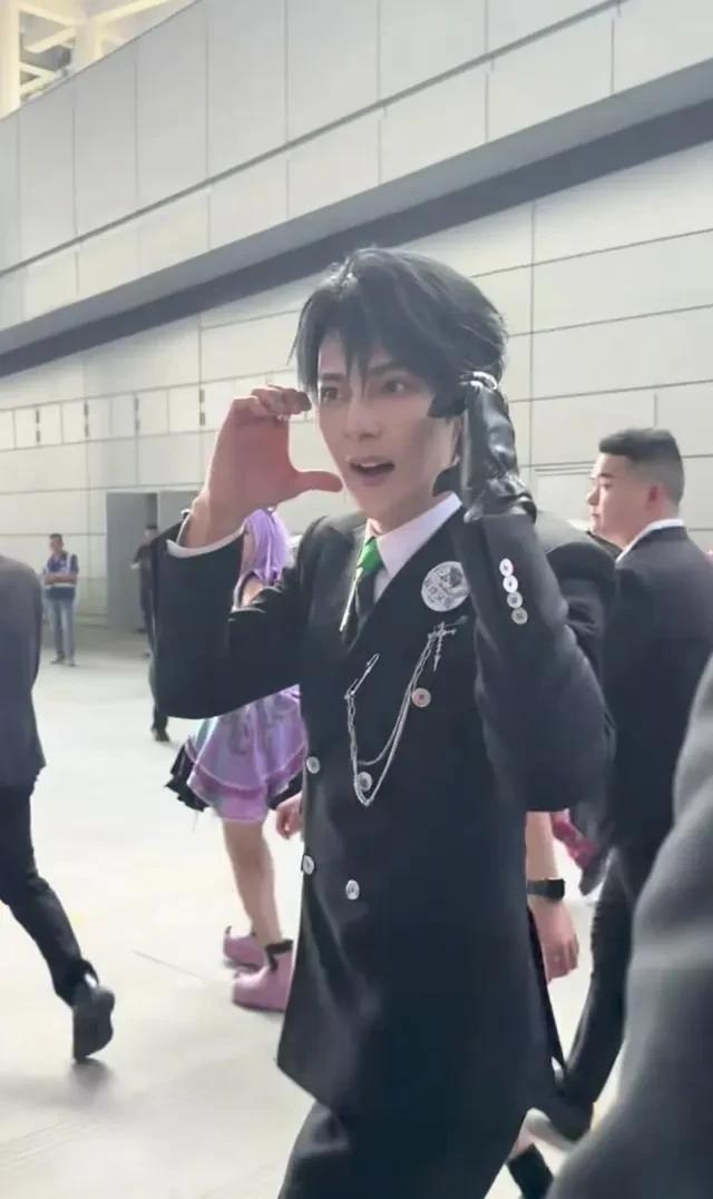 44岁汪东城最新活动曝光,黑西装绿领带帅出新高度