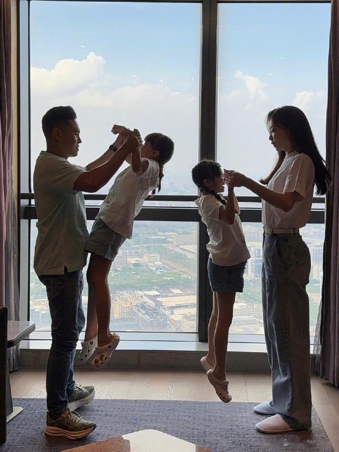 熊黛林晒万圣节照，辣妈cos猫女又辣又美，双胞胎女儿越长越不像