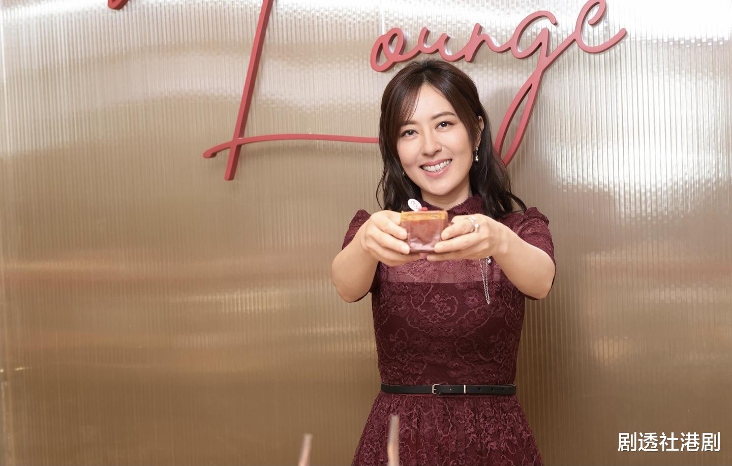 新挑战!44岁TVB视后新剧与23岁女星演母女,自曝有性感演出