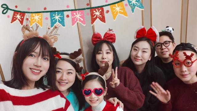 张梓琳带女儿过节一脸孕相，胖妹脸型完美，这美貌马赛克都挡不住