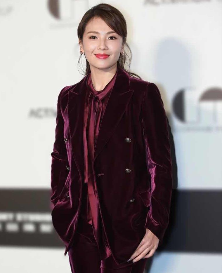 刘涛穿深蓝西装气场全开，网友：这才是中年女性该有的样子！