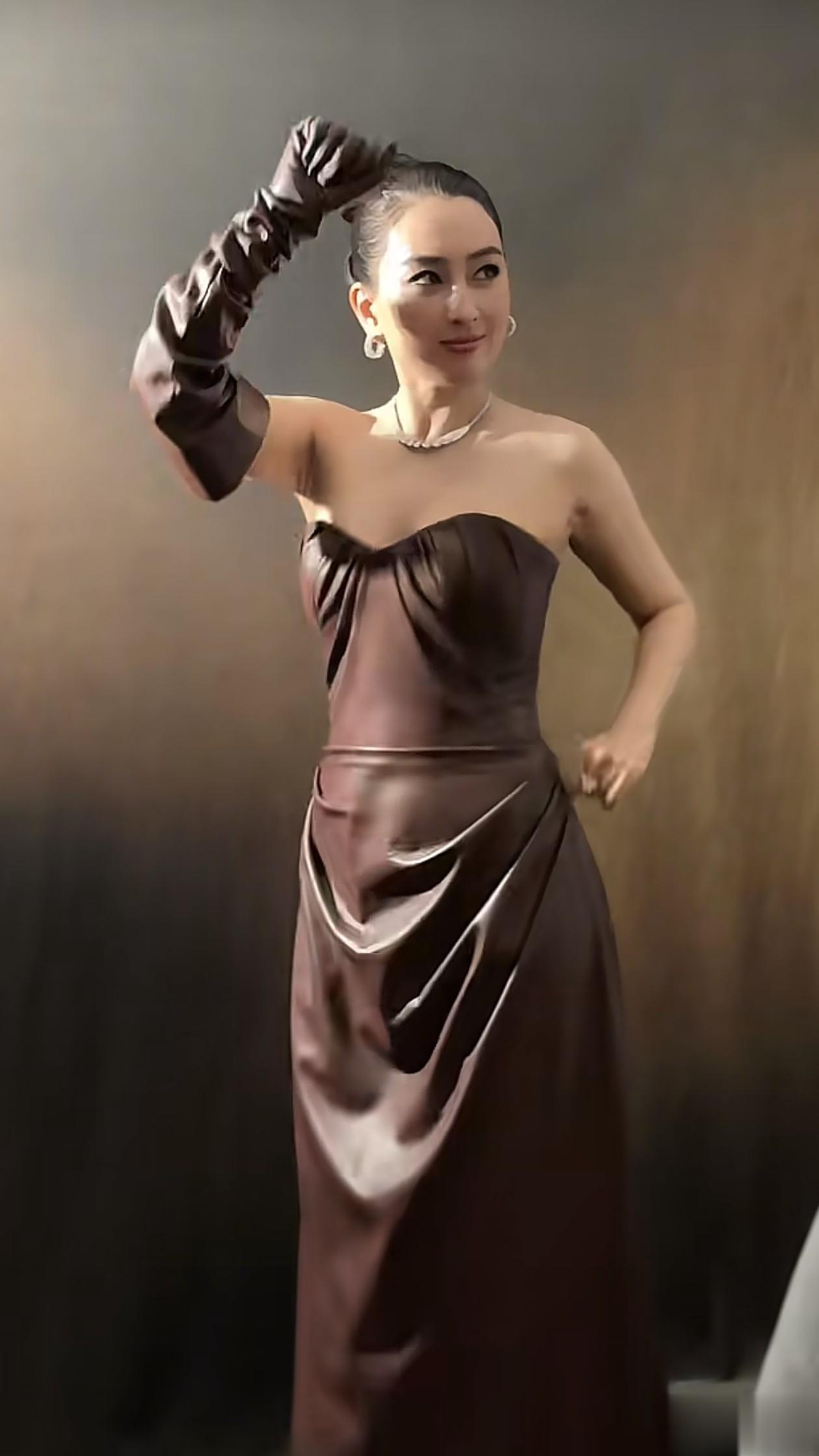 44岁马苏活动造型：盘发+皮质抹胸裙，皮肤紧致好减龄，身材也好