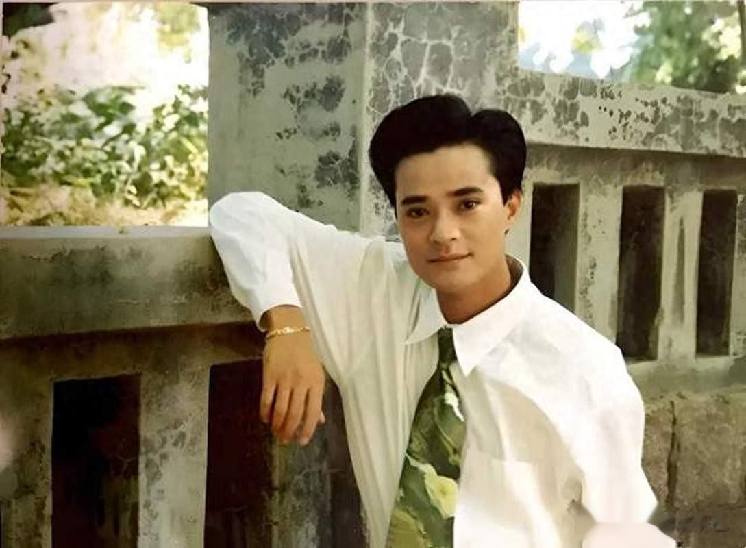 原来他早已离世，曾是广东知名歌手，40岁突然去世，一生都未结婚