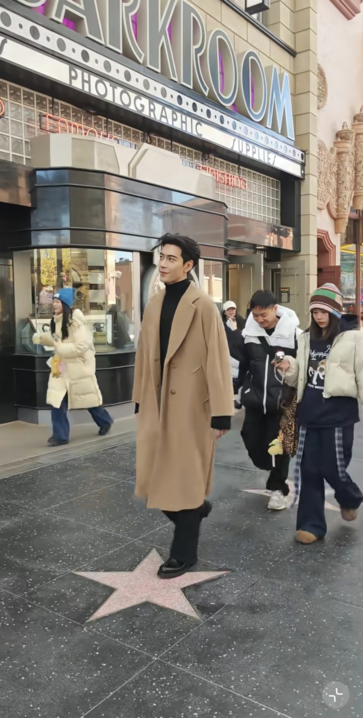 陈星旭现身北京环球影城，本人穿大衣好瘦好高好帅呀，好有气质！