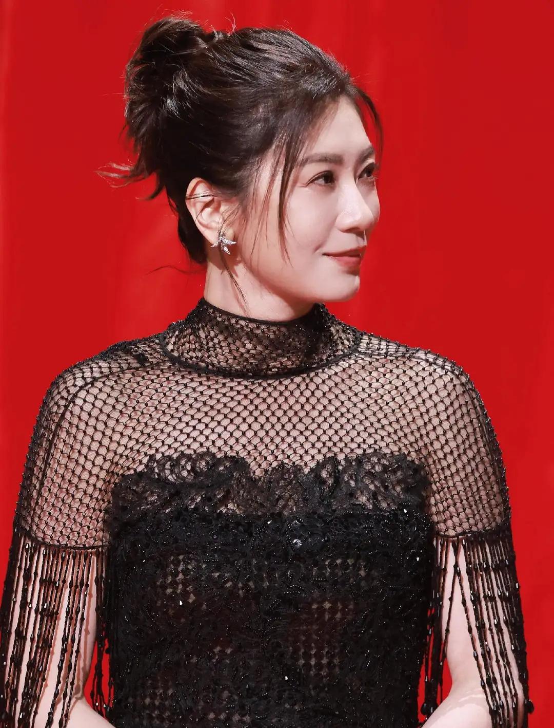 贾静雯一袭黑裙亮相国剧盛典，美得好耀眼