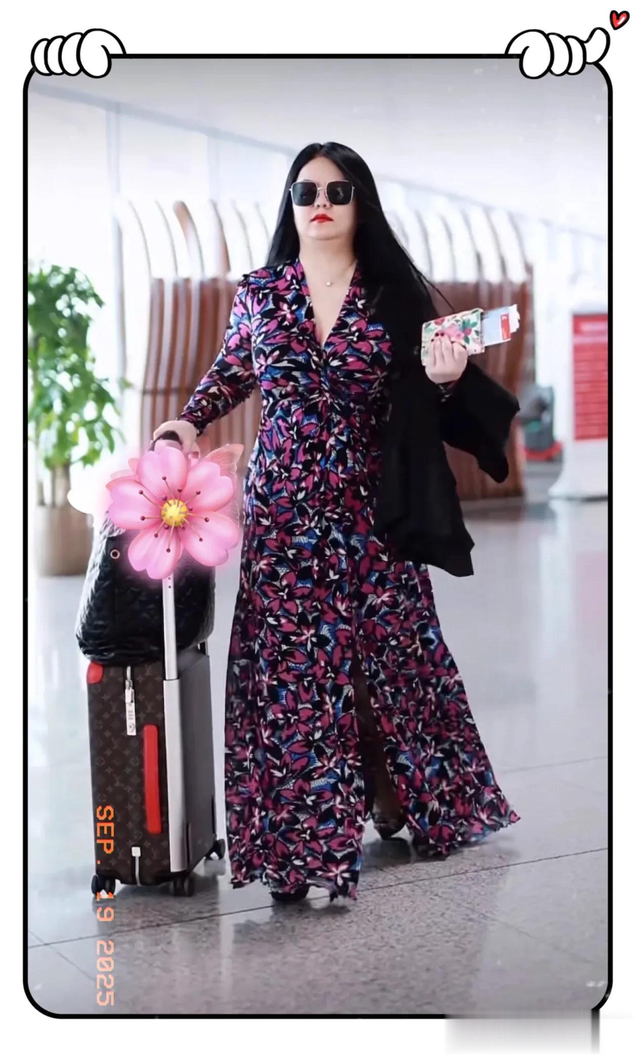 49岁李湘现身机场,走路肉都在颤抖,穿着长款碎花裙,风韵犹存!