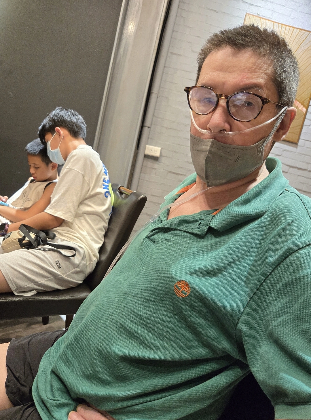 郭碧婷带父亲打玻尿酸，嗓子哑了半年才舍得治，嫁进豪门依旧拮据