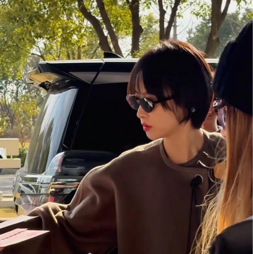 宋茜现身机场，戴墨镜短发造型亮相，穿呢子套装配长筒靴又美又飒