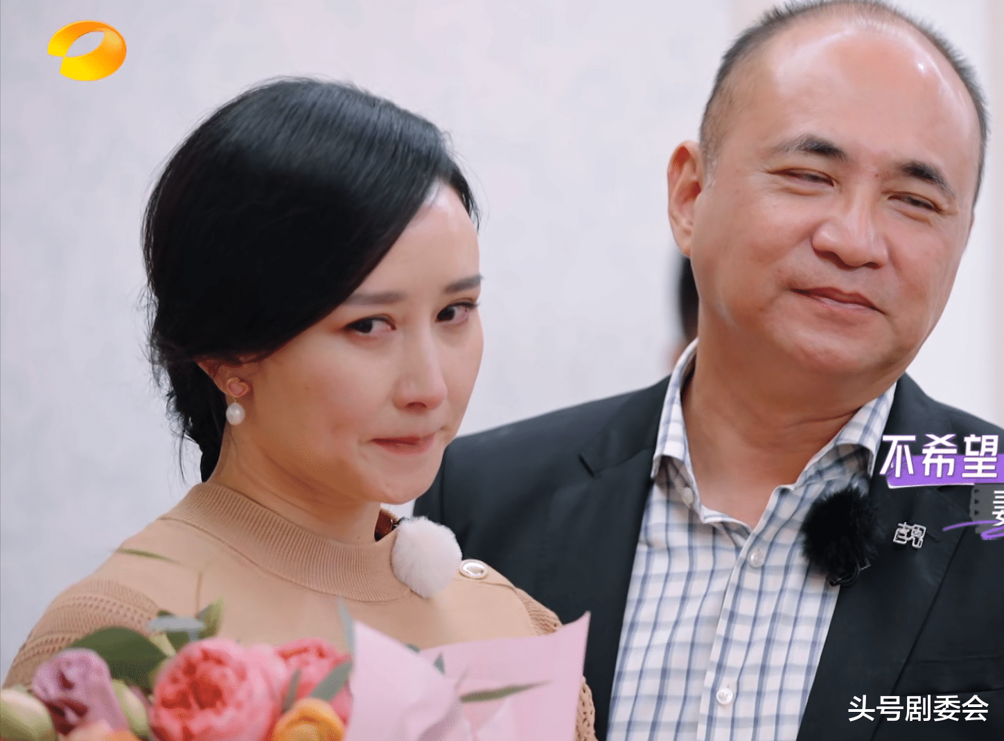 富豪老公躺棺材，胡静3次落泪，百亿身家也逃不开中年夫妻的隐痛